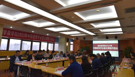 餐厅里的人们描述已自动生成