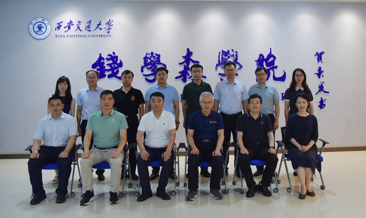 一群人站在壁报板前描述已自动生成