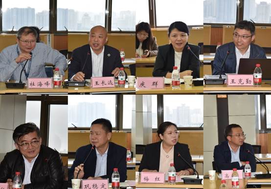 一群人在桌子边描述已自动生成