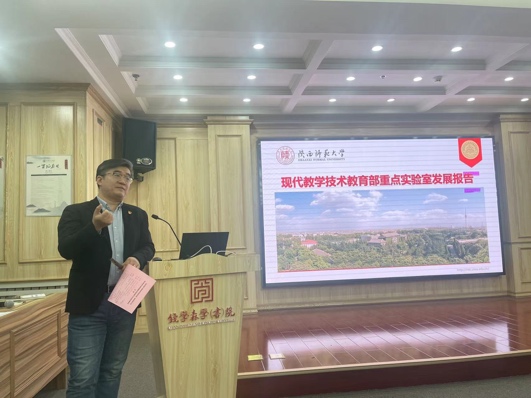 人站在房间里低可信度描述已自动生成 人站在房间里低可信度描述已自动生成