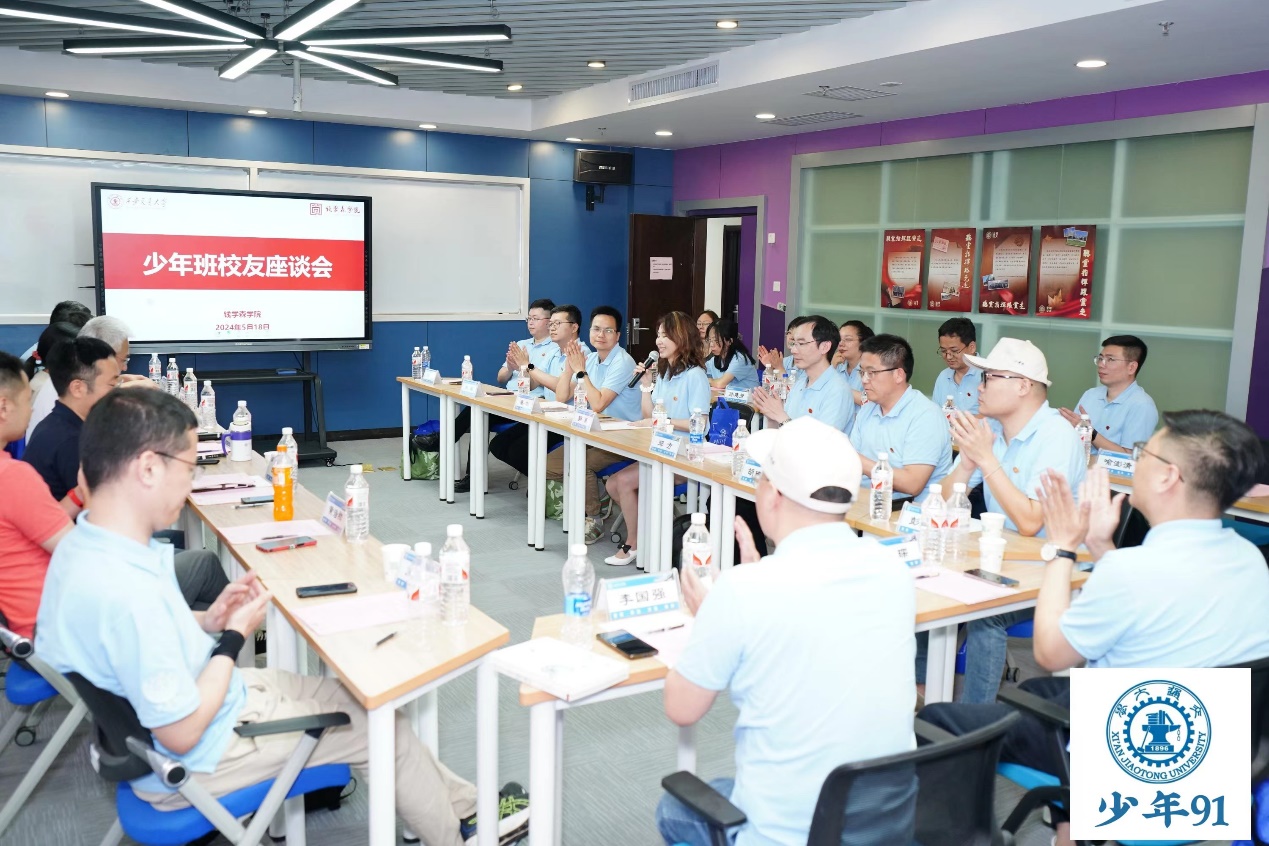 一群人在餐厅里用餐描述已自动生成